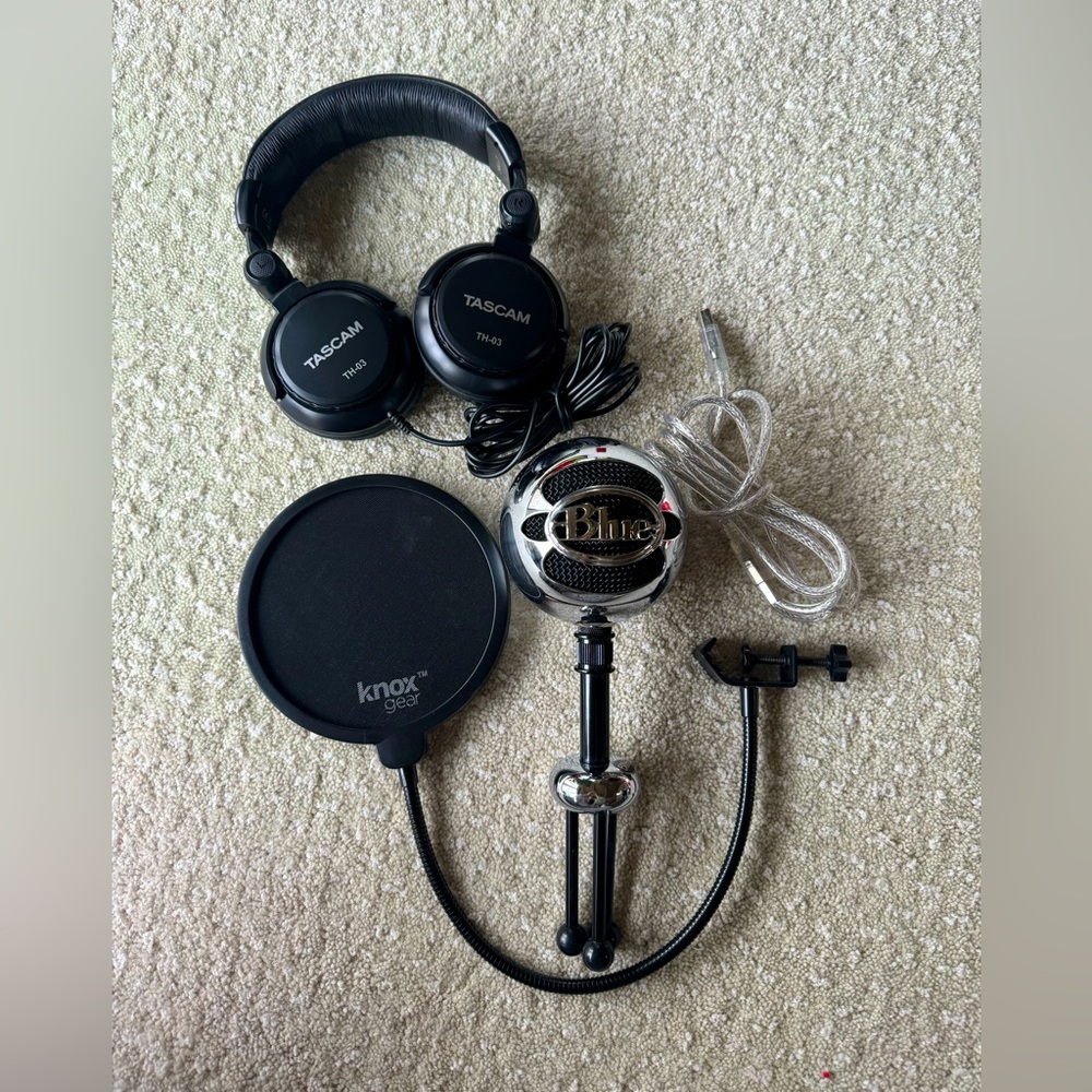NWOT FOUR PIECE audio recording set, Snowball microphone